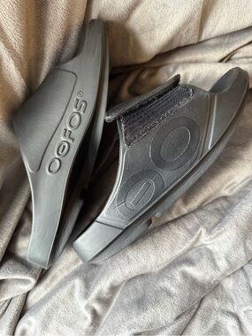 OOFOS Men's Women’s Black Recovery Clog Slip On Slide Adjustable Strap M6 W8